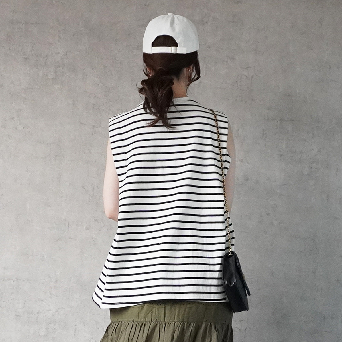 タックノースリーブTシャツ