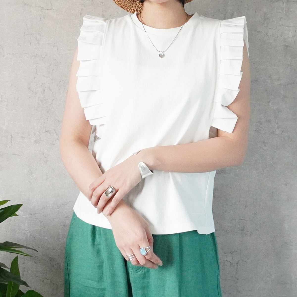 タックフリルノースリーブTシャツ
