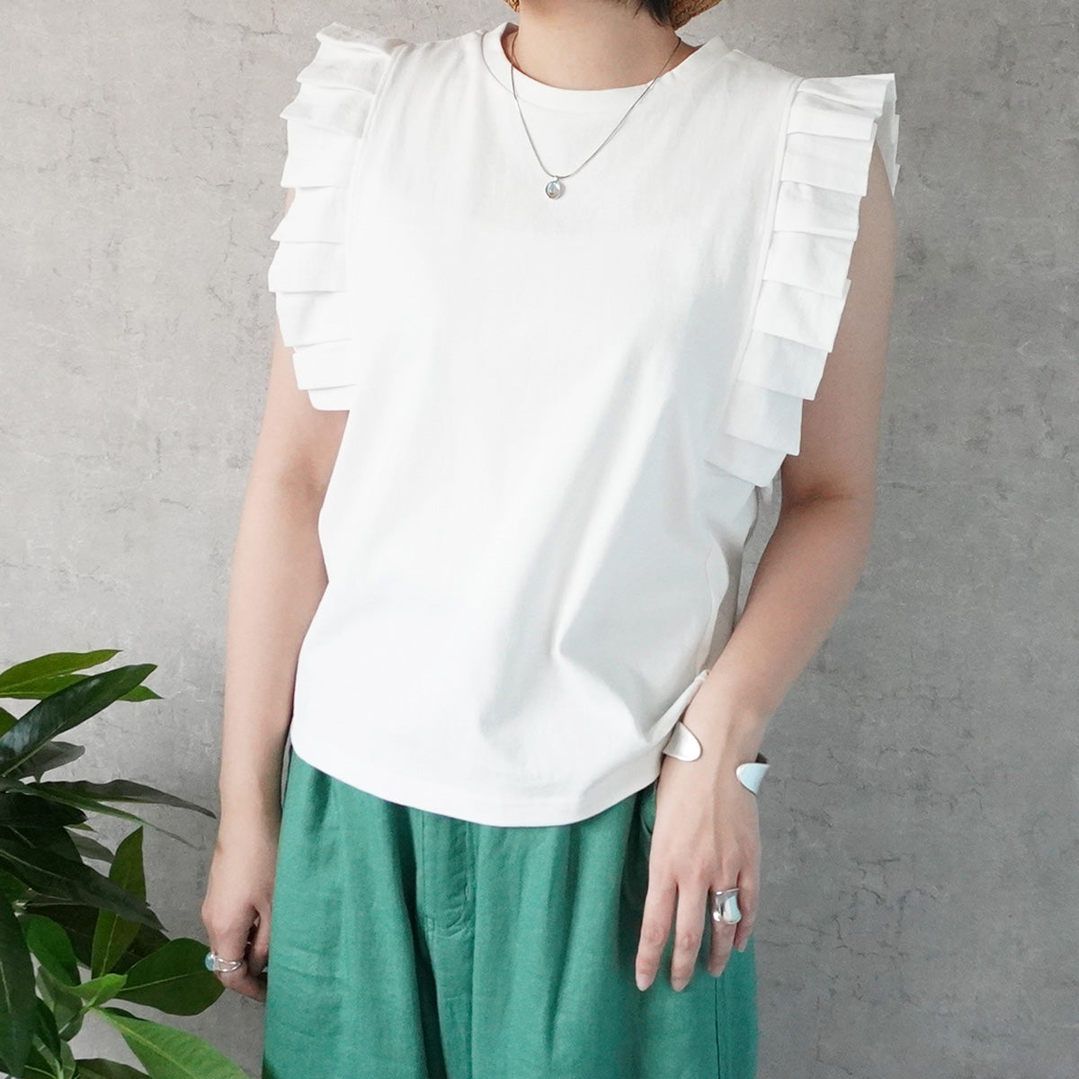 タックフリルノースリーブTシャツ