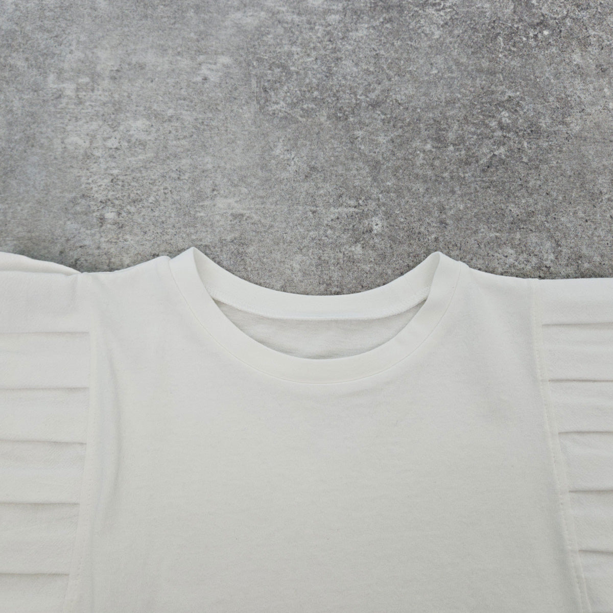 タックフリルノースリーブTシャツ