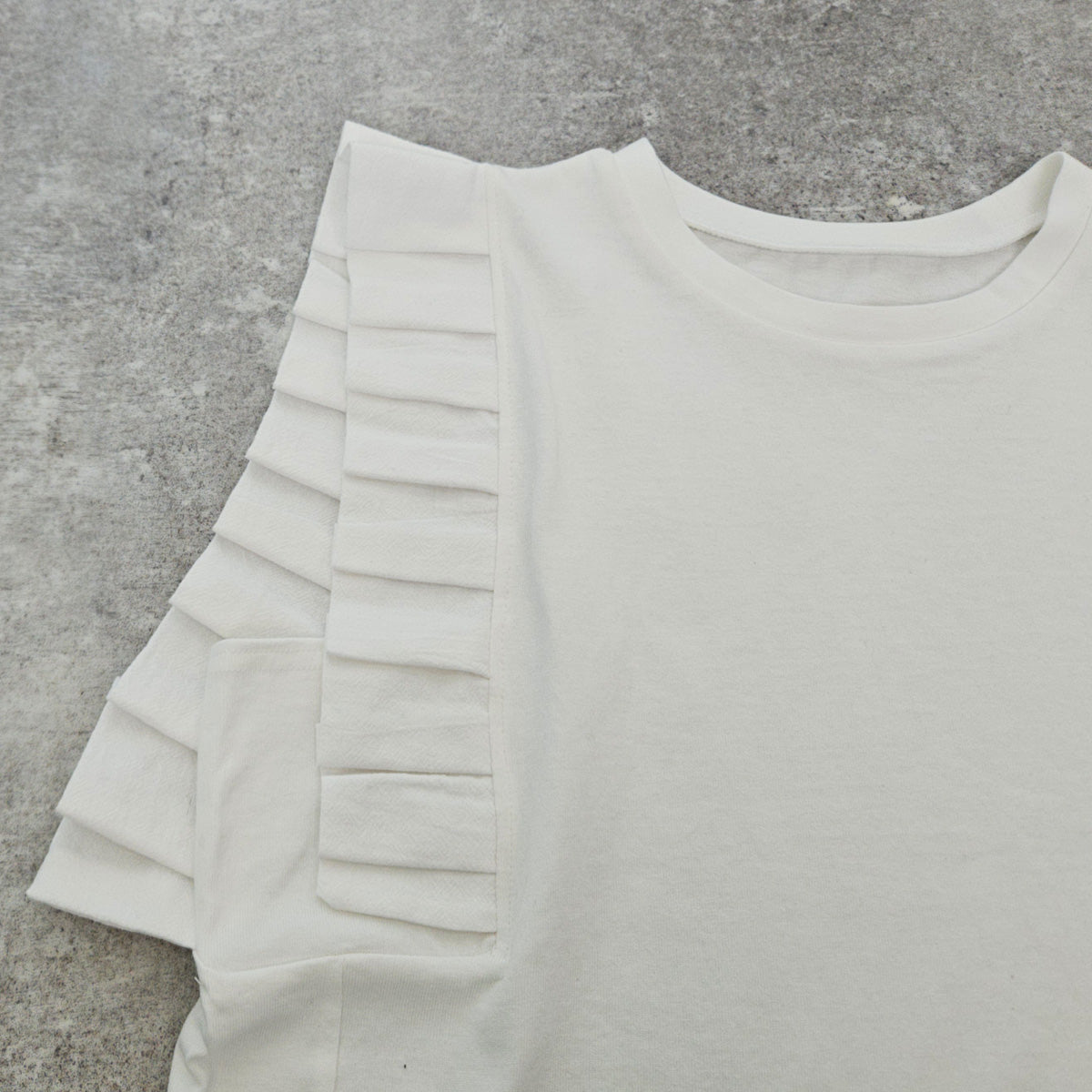 タックフリルノースリーブTシャツ