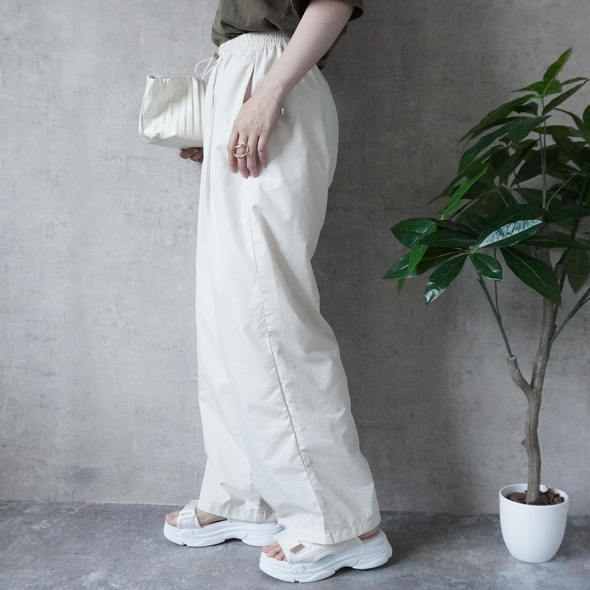 ドロストナイロンワイドパンツ
