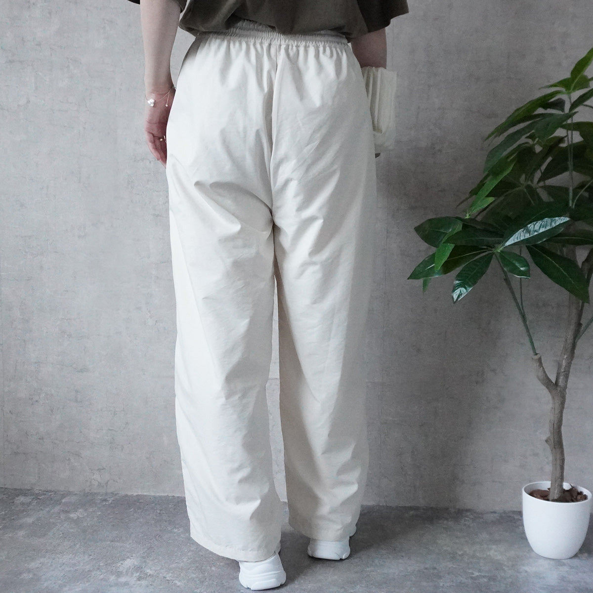 ドロストナイロンワイドパンツ