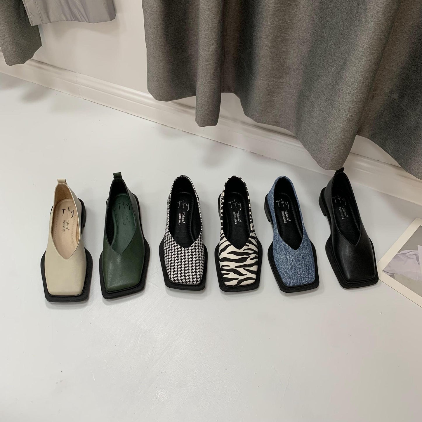 Vカットスクエアトゥパンプス