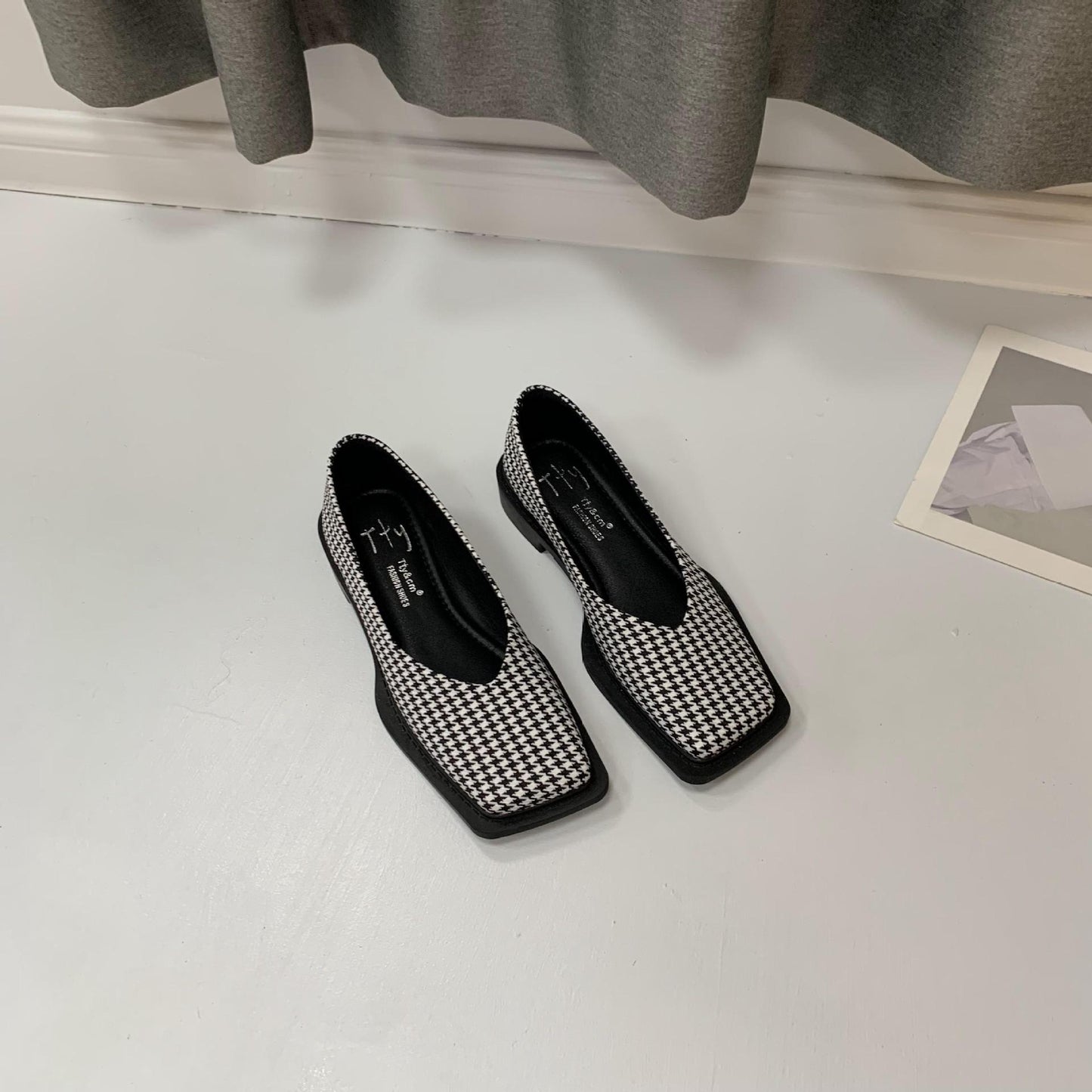 Vカットスクエアトゥパンプス