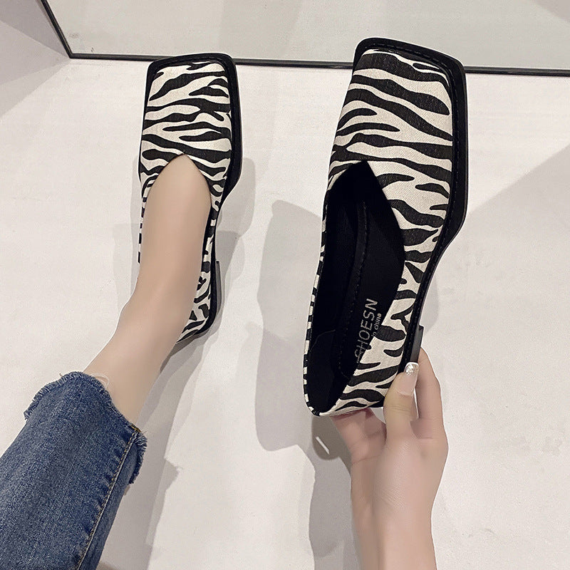 Vカットスクエアトゥパンプス