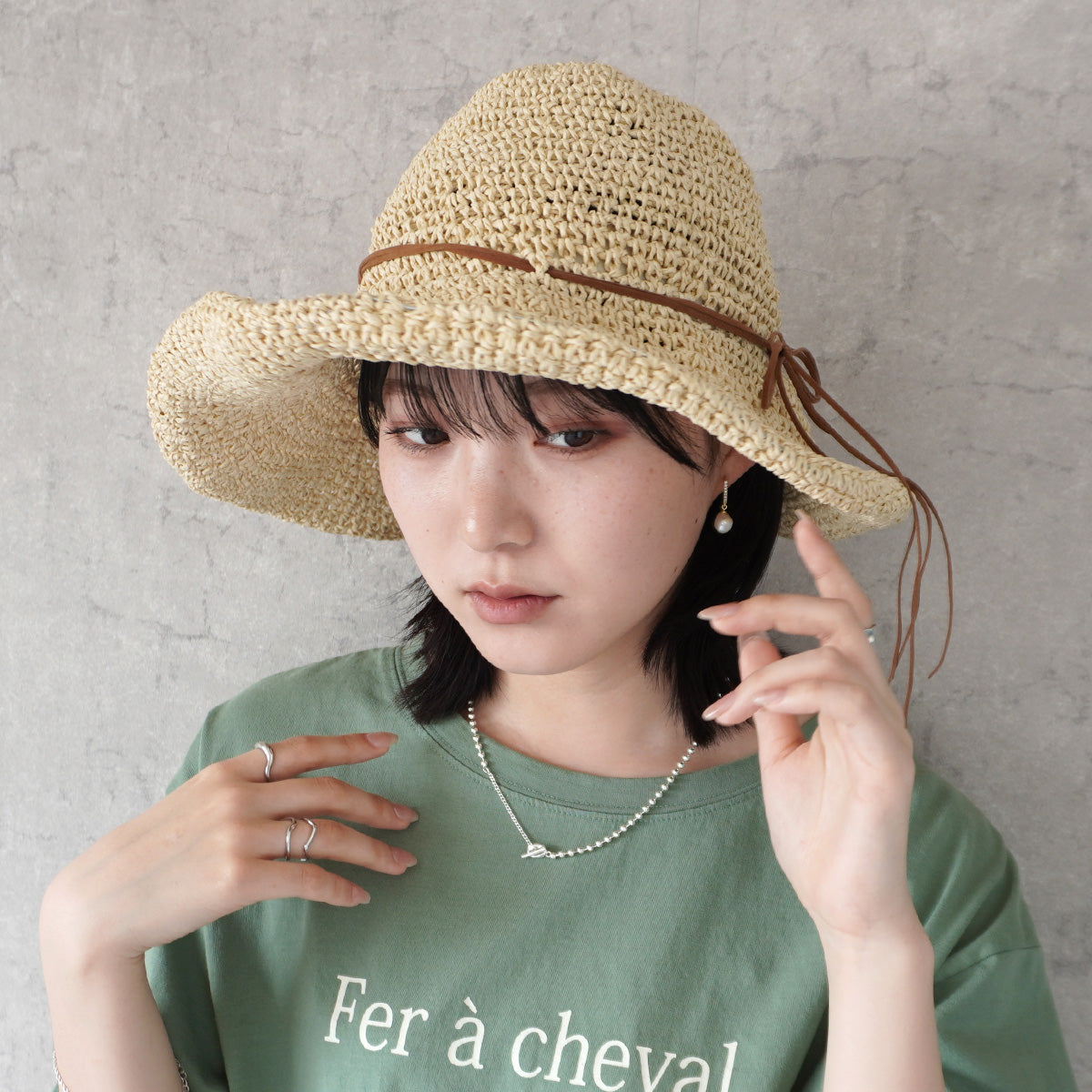 リボン付き麦わら帽子