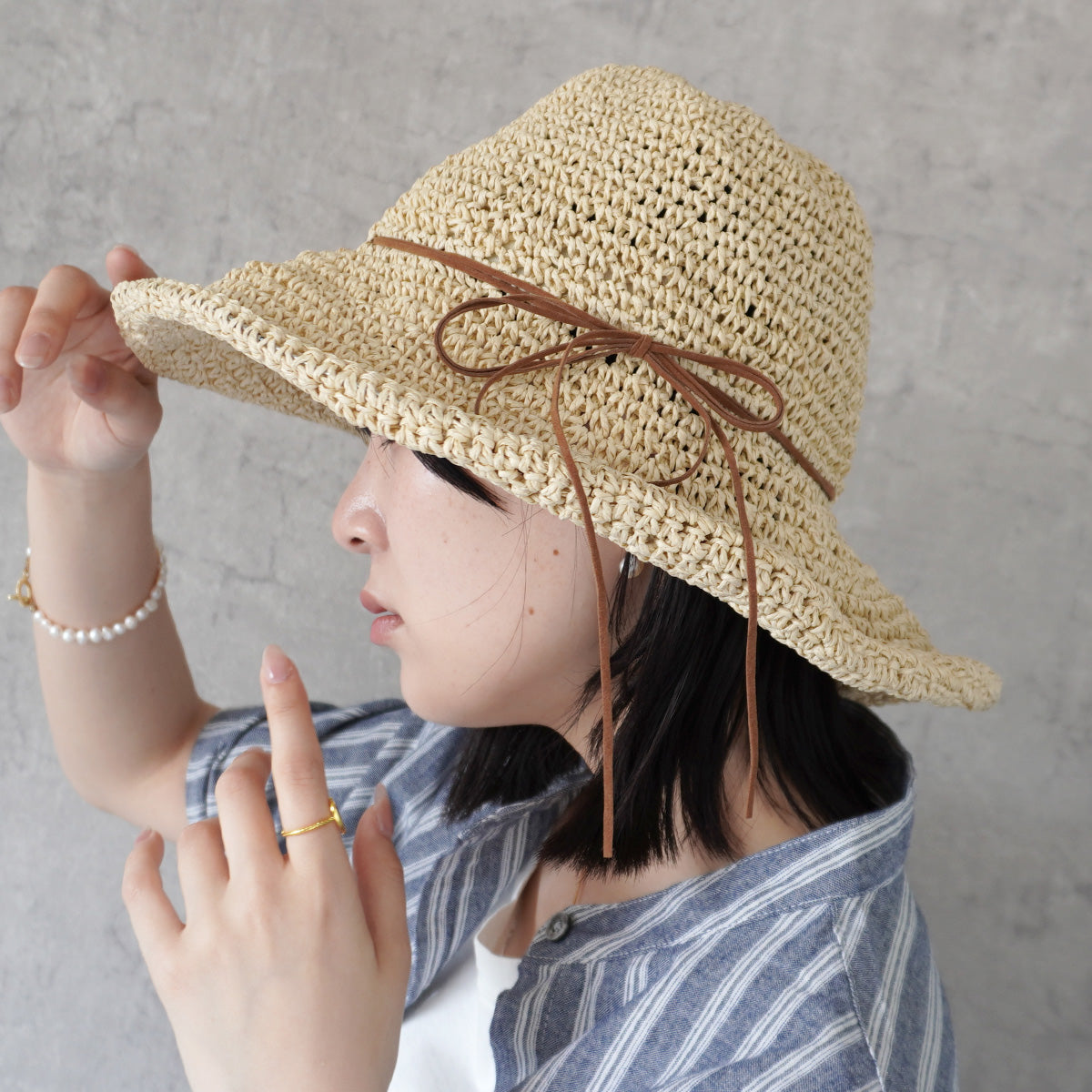 リボン付き麦わら帽子