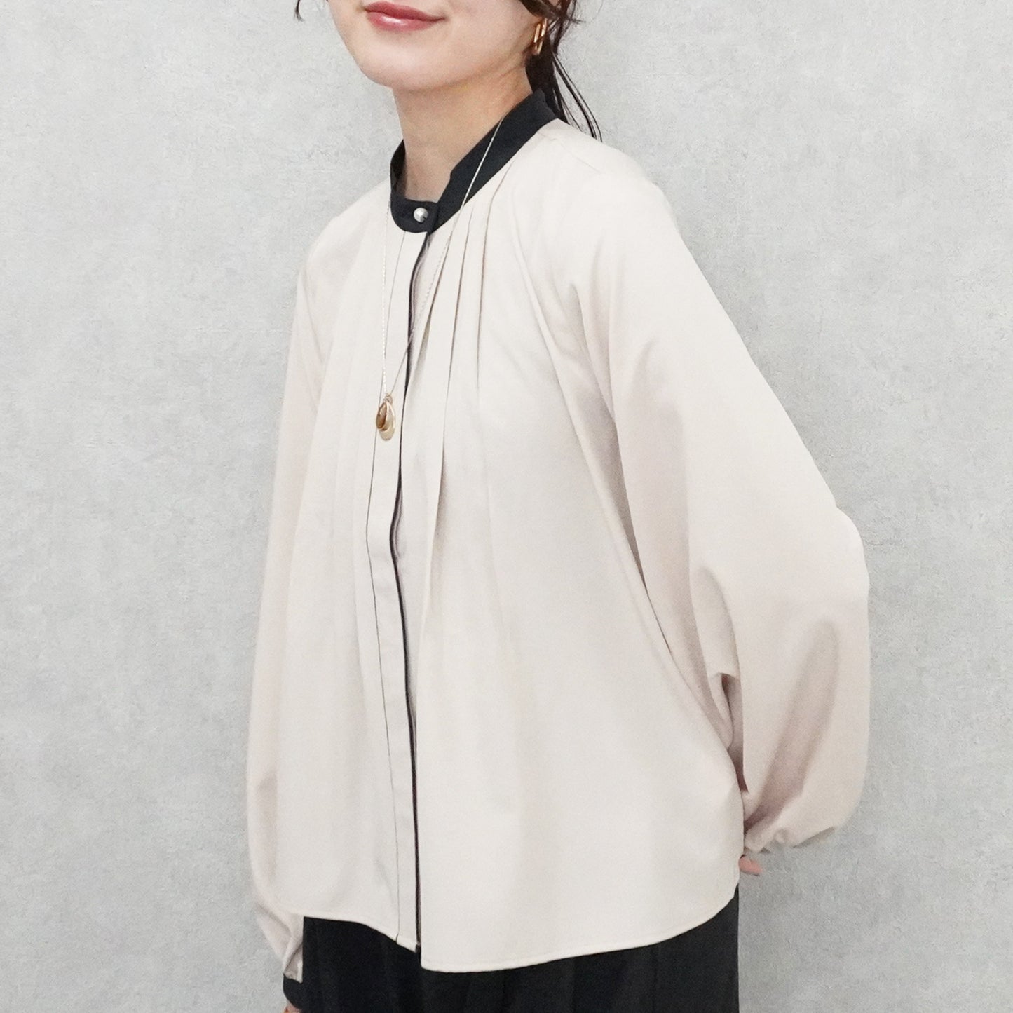 フロントタックバイカラーブラウス