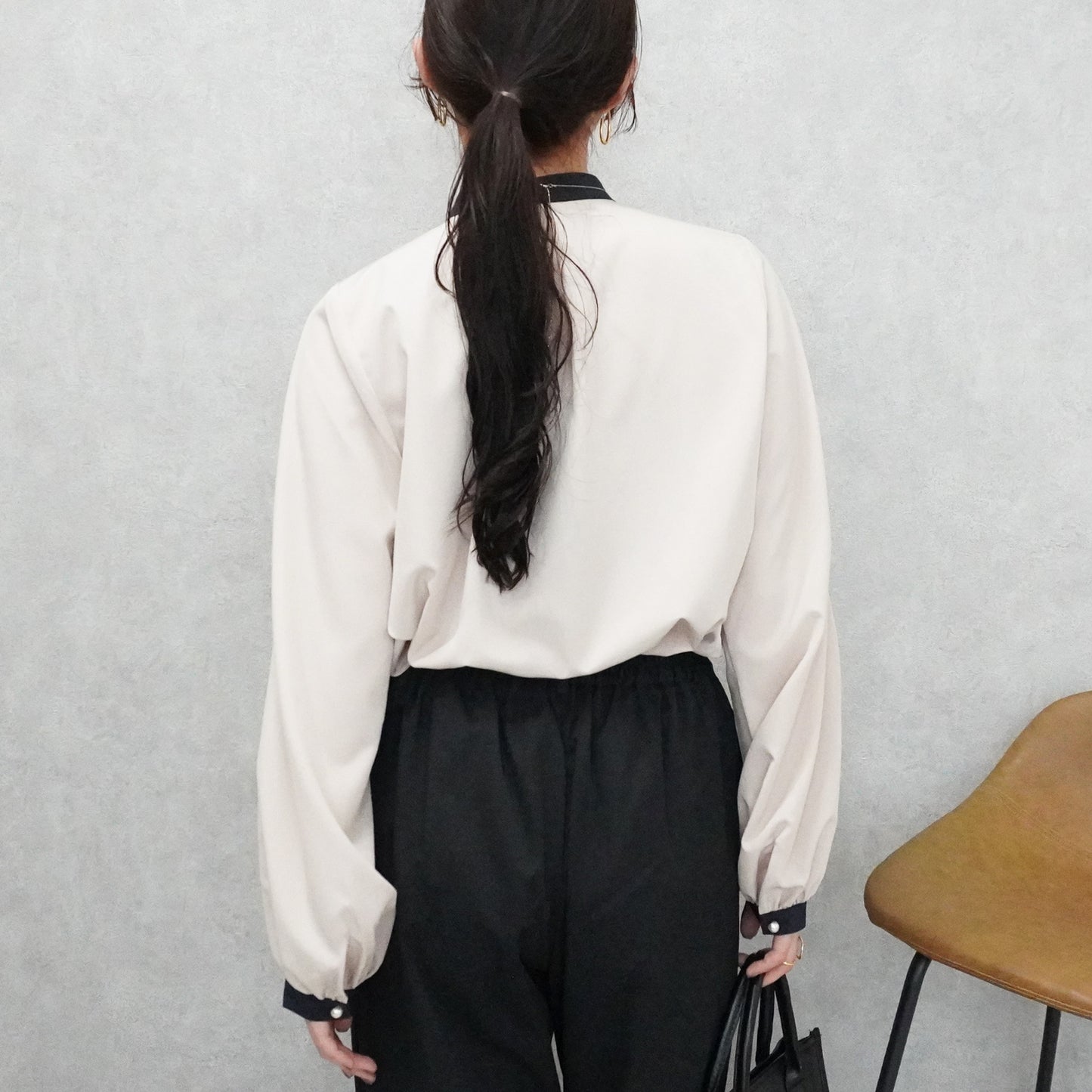 フロントタックバイカラーブラウス