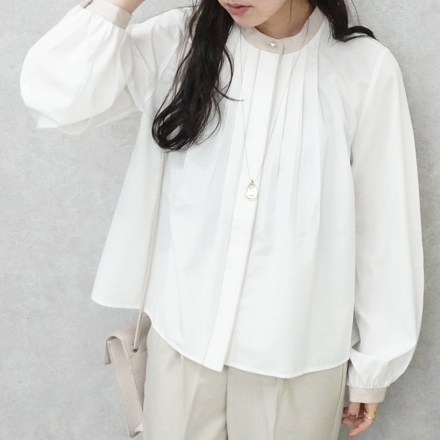 フロントタックバイカラーブラウス