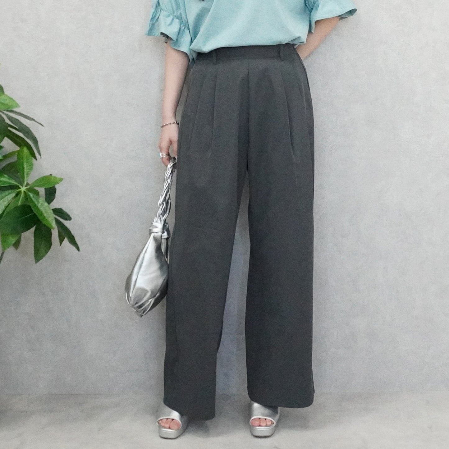 接触冷感イージーケアツイルツータックワイドパンツ