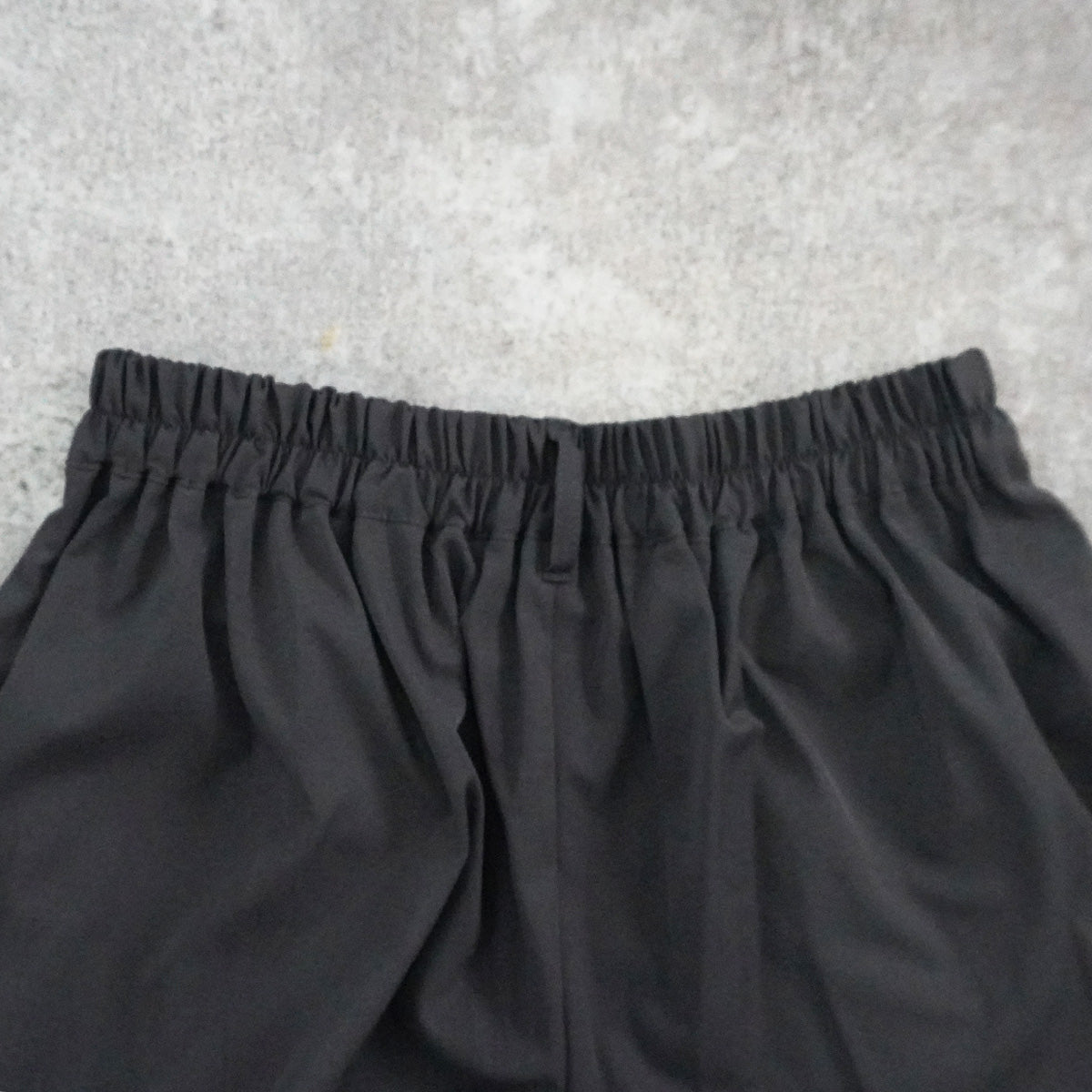 接触冷感イージーケアツイルツータックワイドパンツ