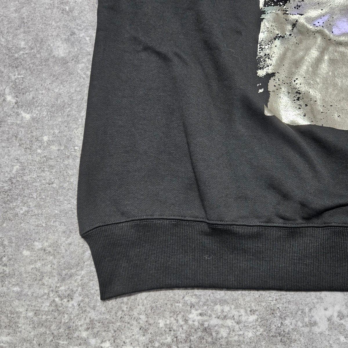 箔プリントプルオーバー