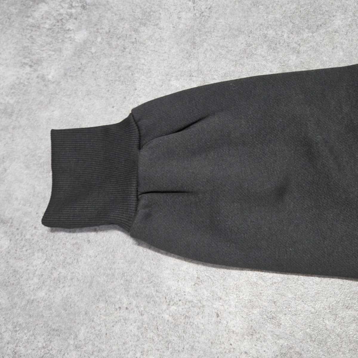 箔プリントプルオーバー