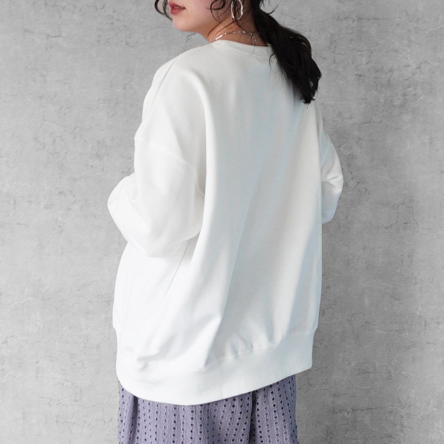 箔プリントプルオーバー