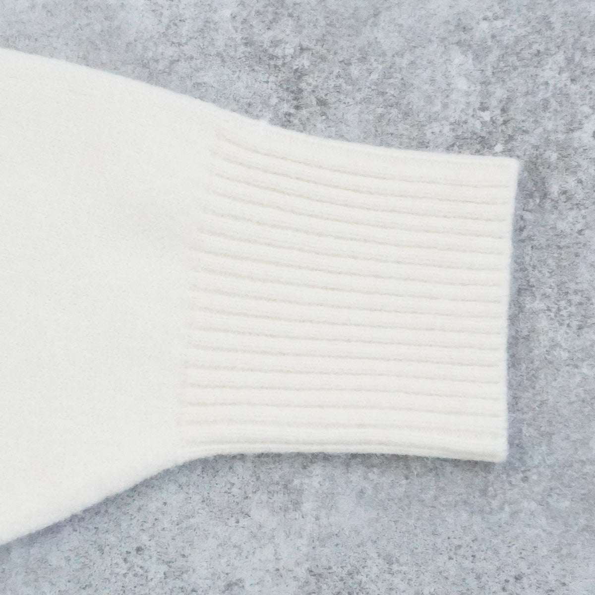 フェザーロゴニットプルオーバー