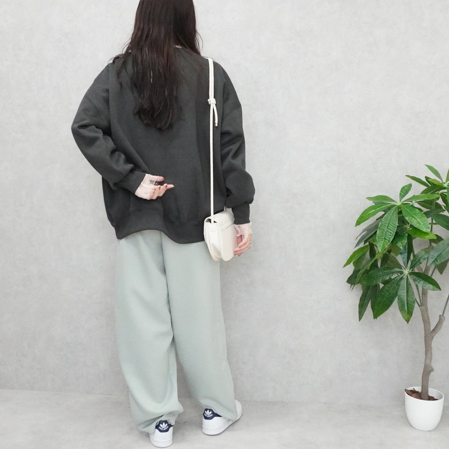 裏起毛レースロゴプルオーバー