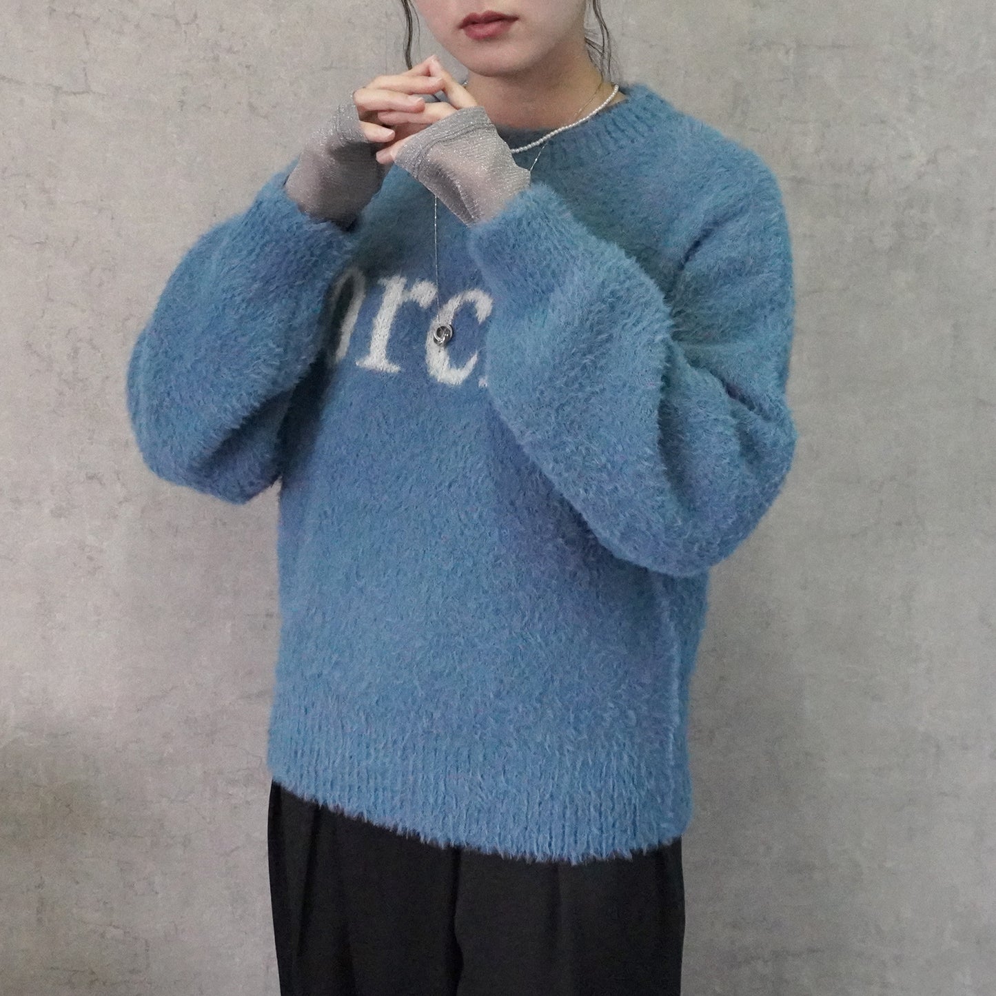 もっちりフェザーヤーンレタリングロゴニット