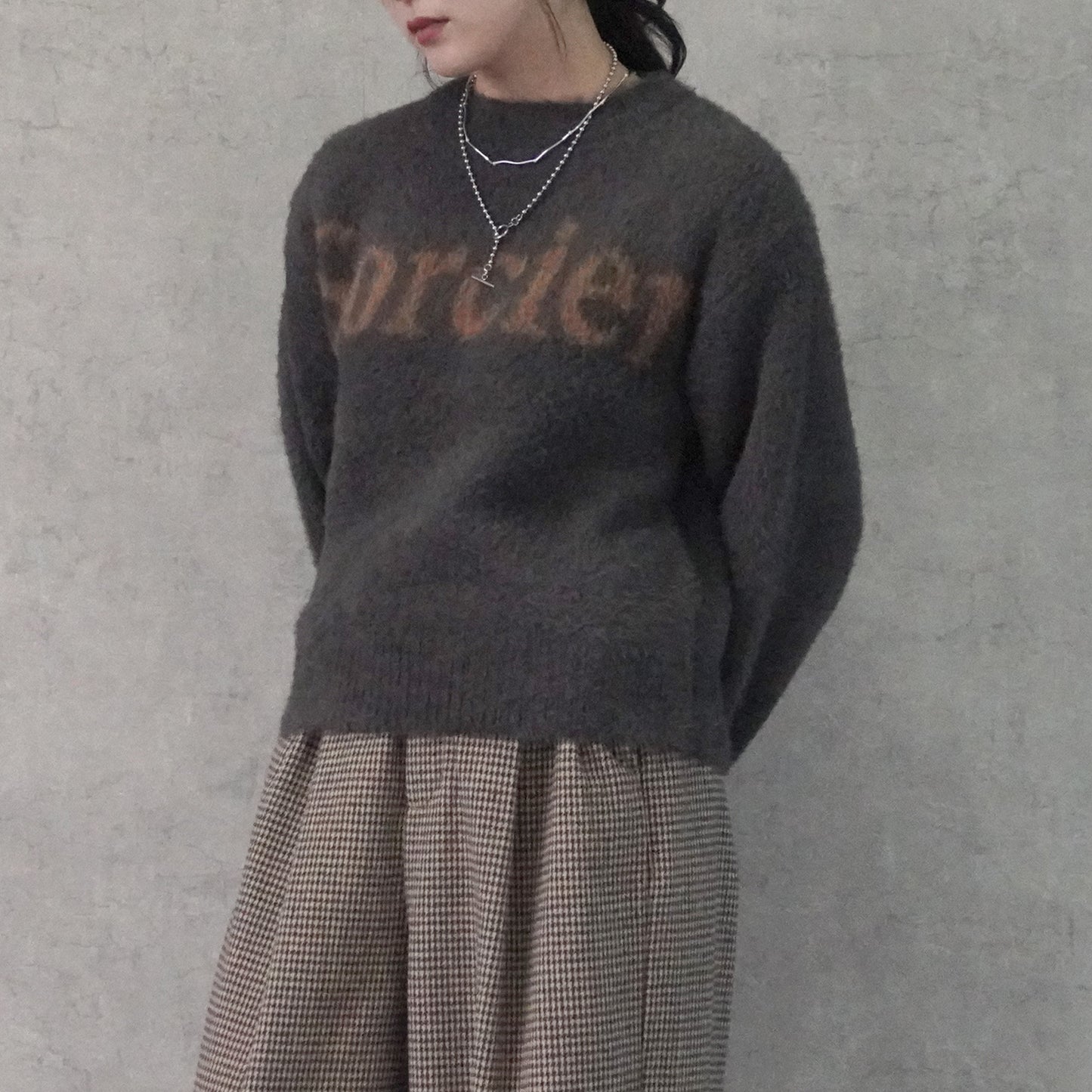 もっちりフェザーヤーンレタリングロゴニット