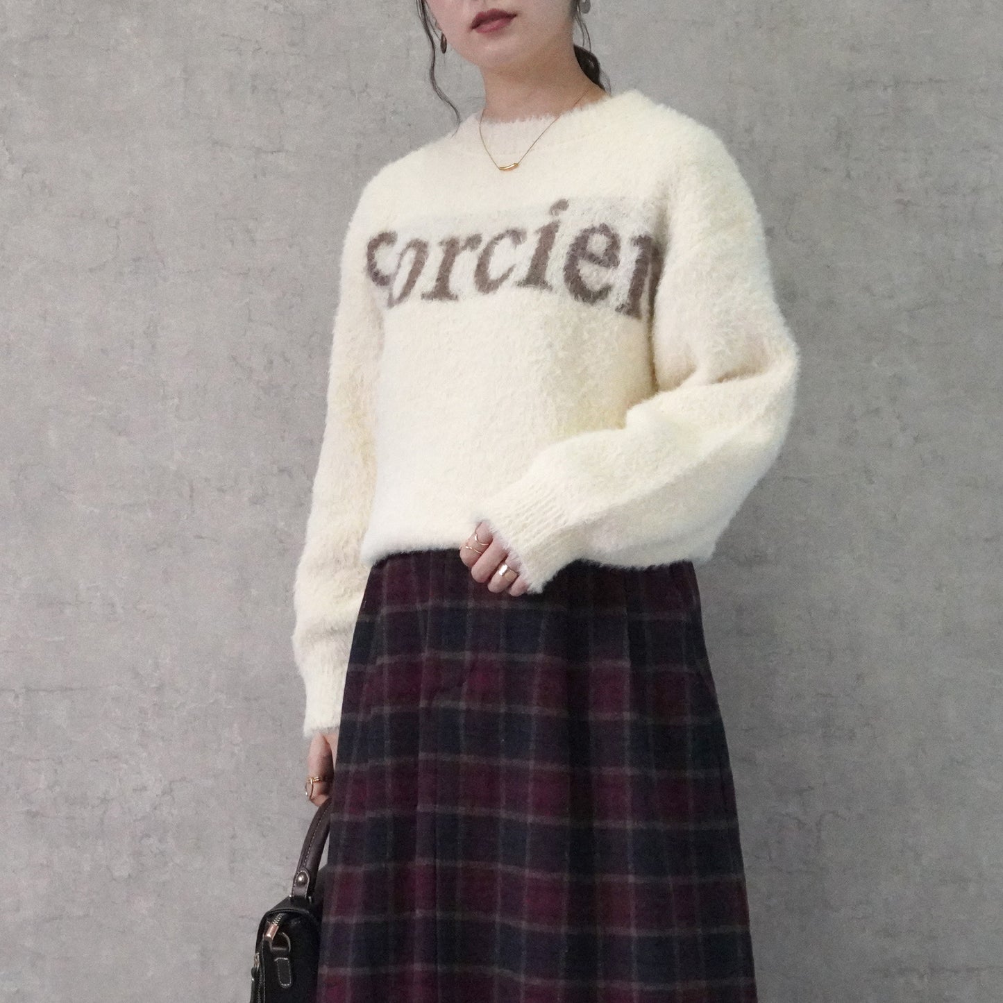 もっちりフェザーヤーンレタリングロゴニット