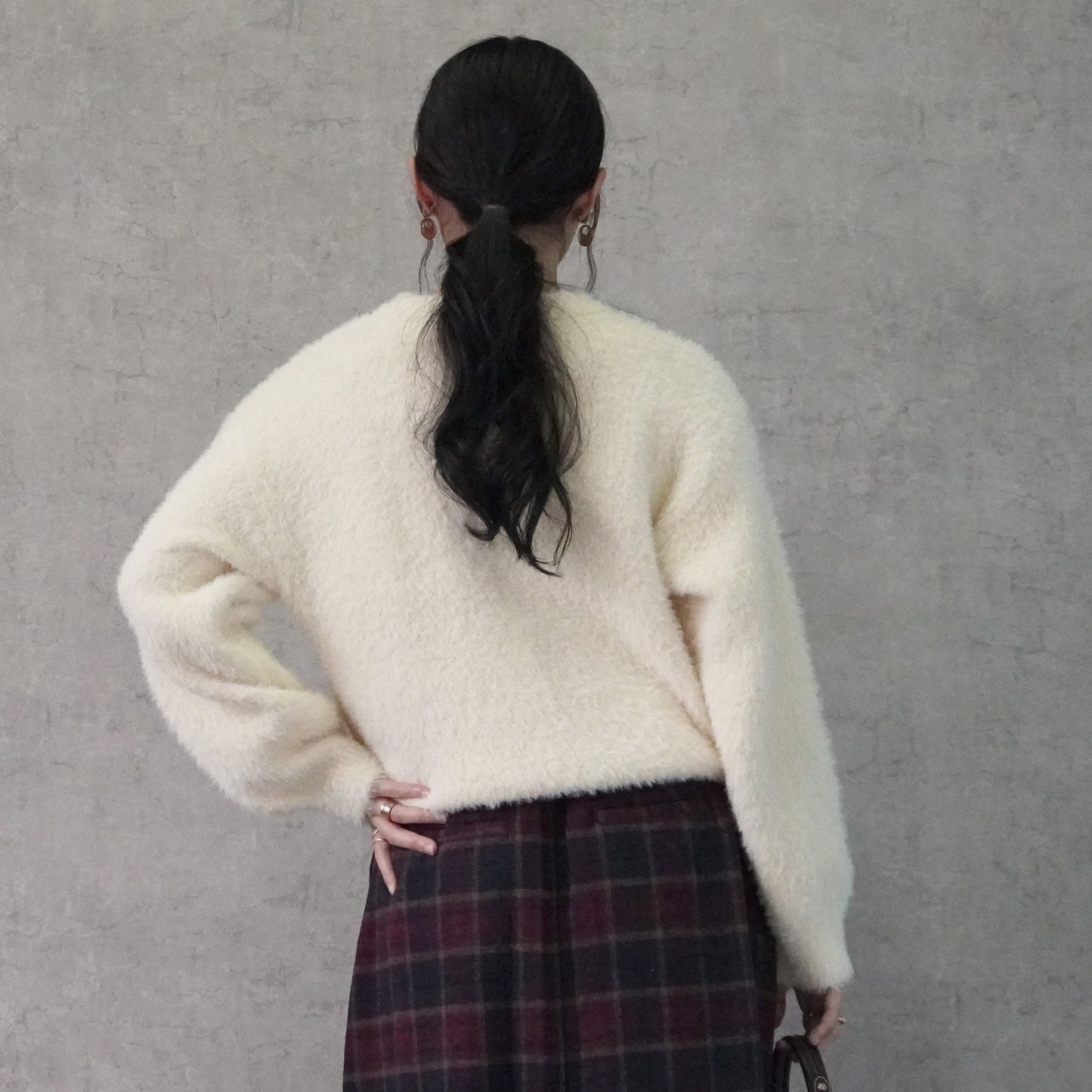 もっちりフェザーヤーンレタリングロゴニット