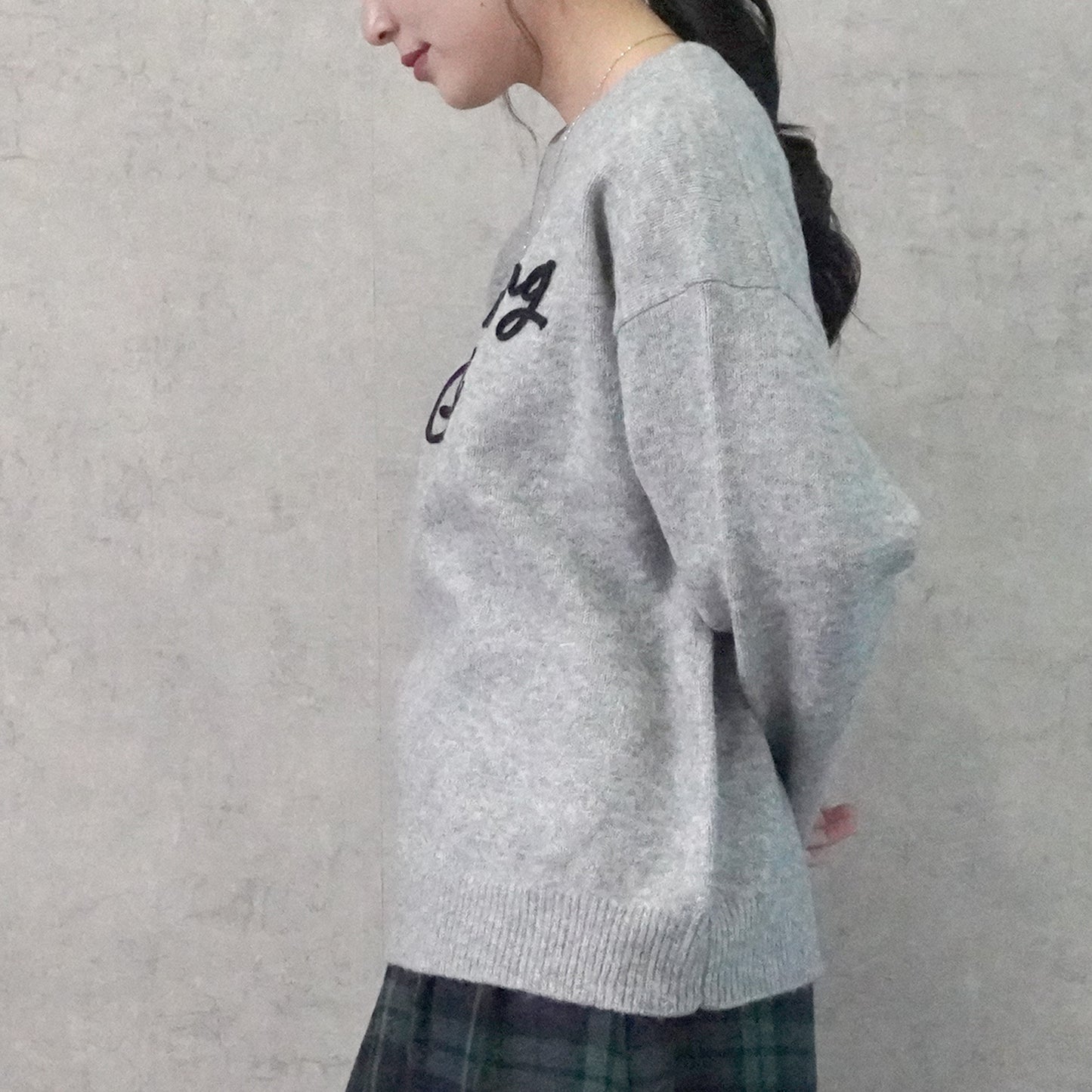 なめらかコード刺繡ロゴニットプルオーバー