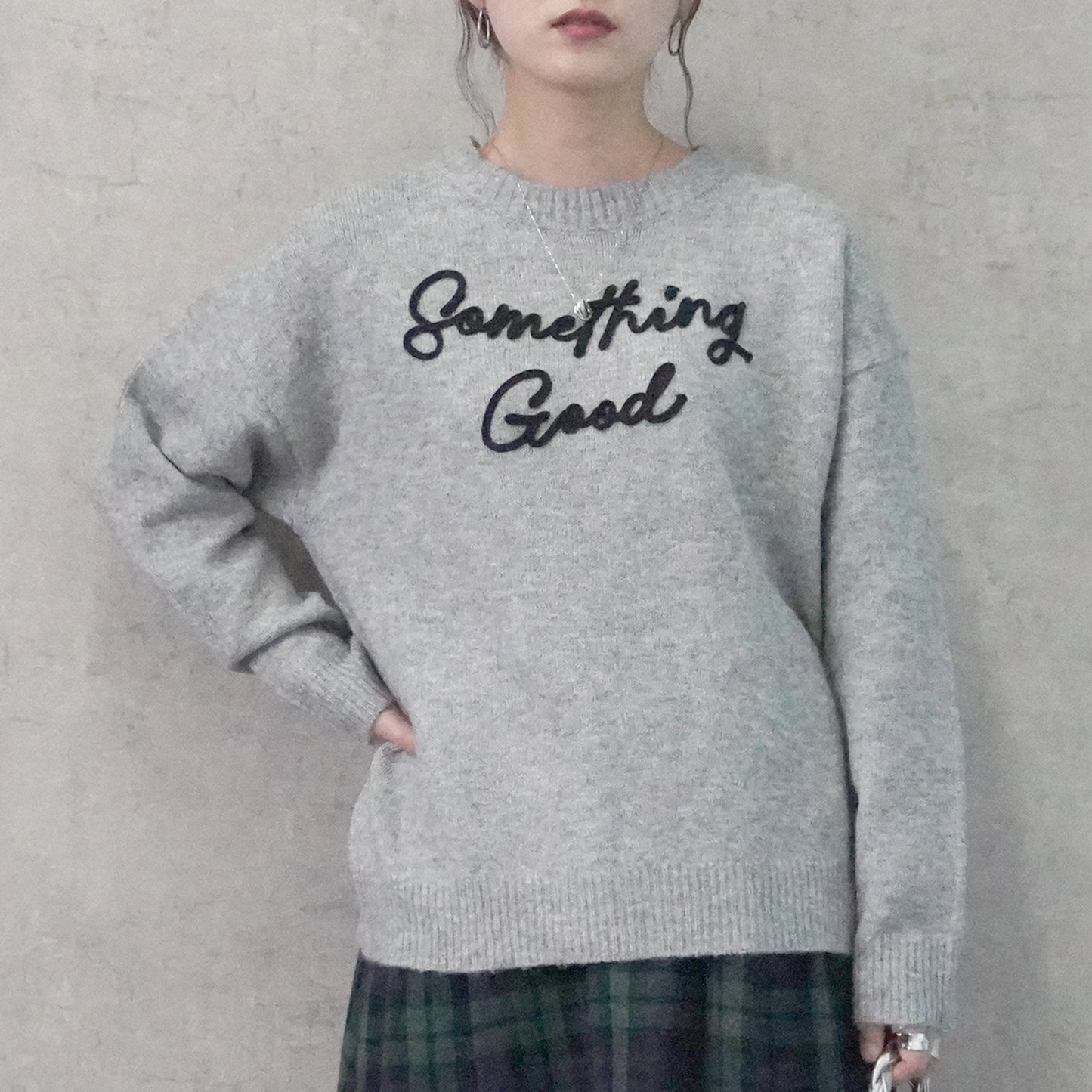 なめらかコード刺繡ロゴニットプルオーバー