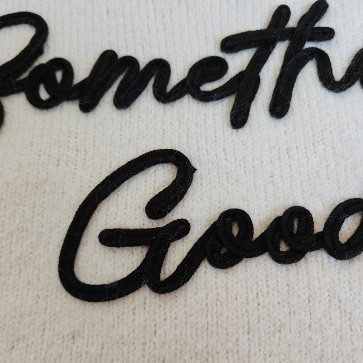 なめらかコード刺繡ロゴニットプルオーバー