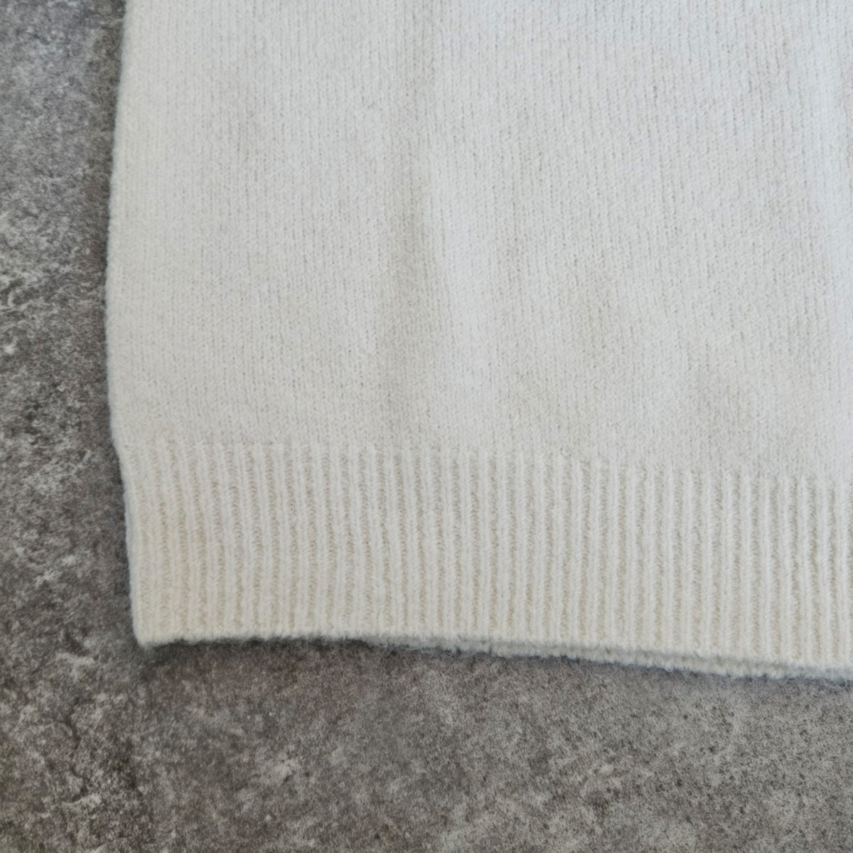 なめらかコード刺繡ロゴニットプルオーバー