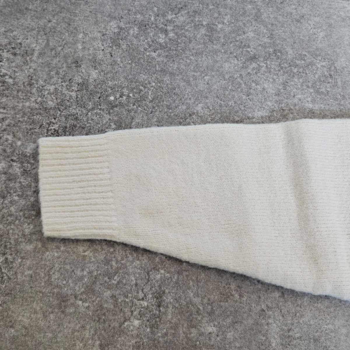 なめらかコード刺繡ロゴニットプルオーバー