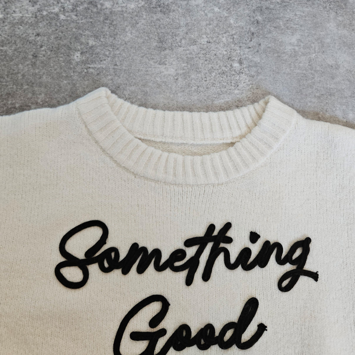 なめらかコード刺繡ロゴニットプルオーバー