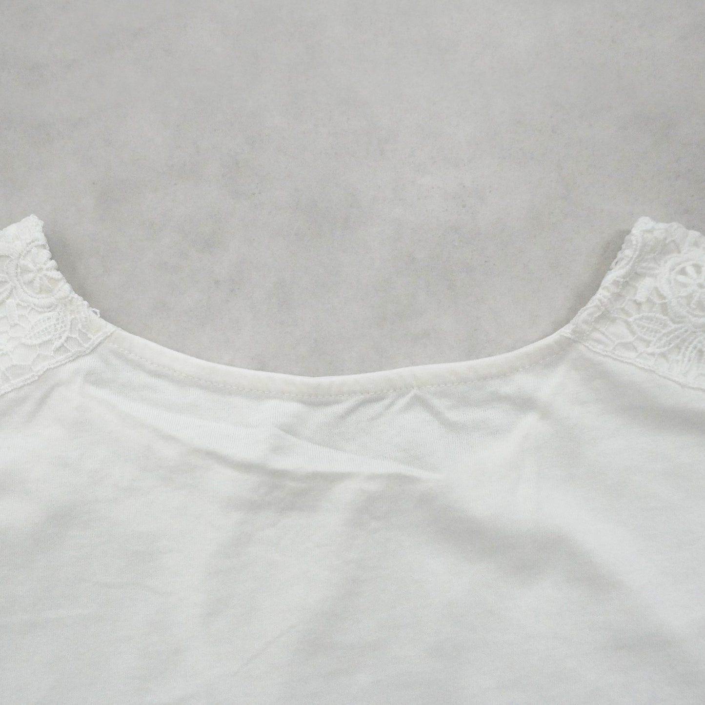 肩レースTシャツ