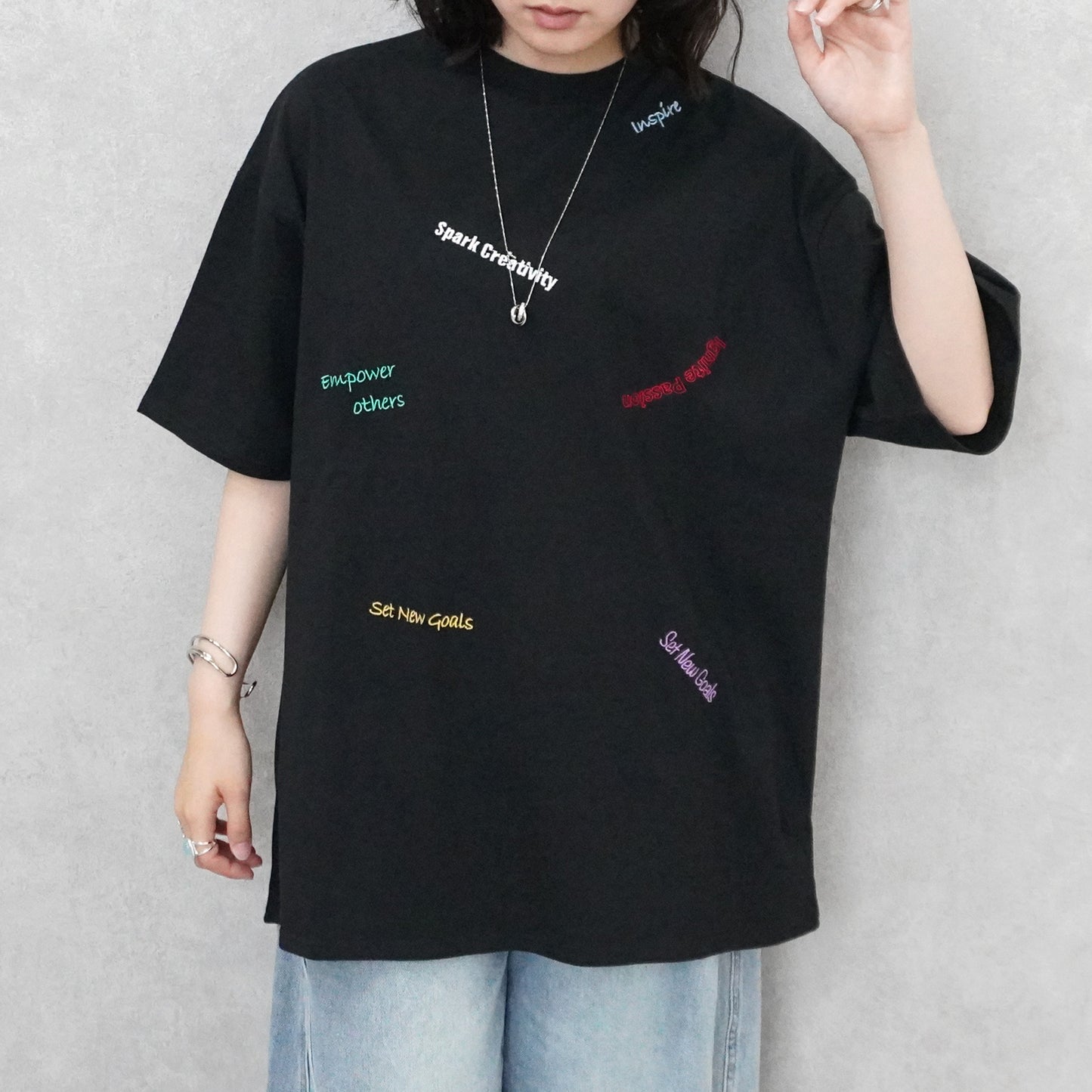 ランダム刺繍ロゴTシャツ