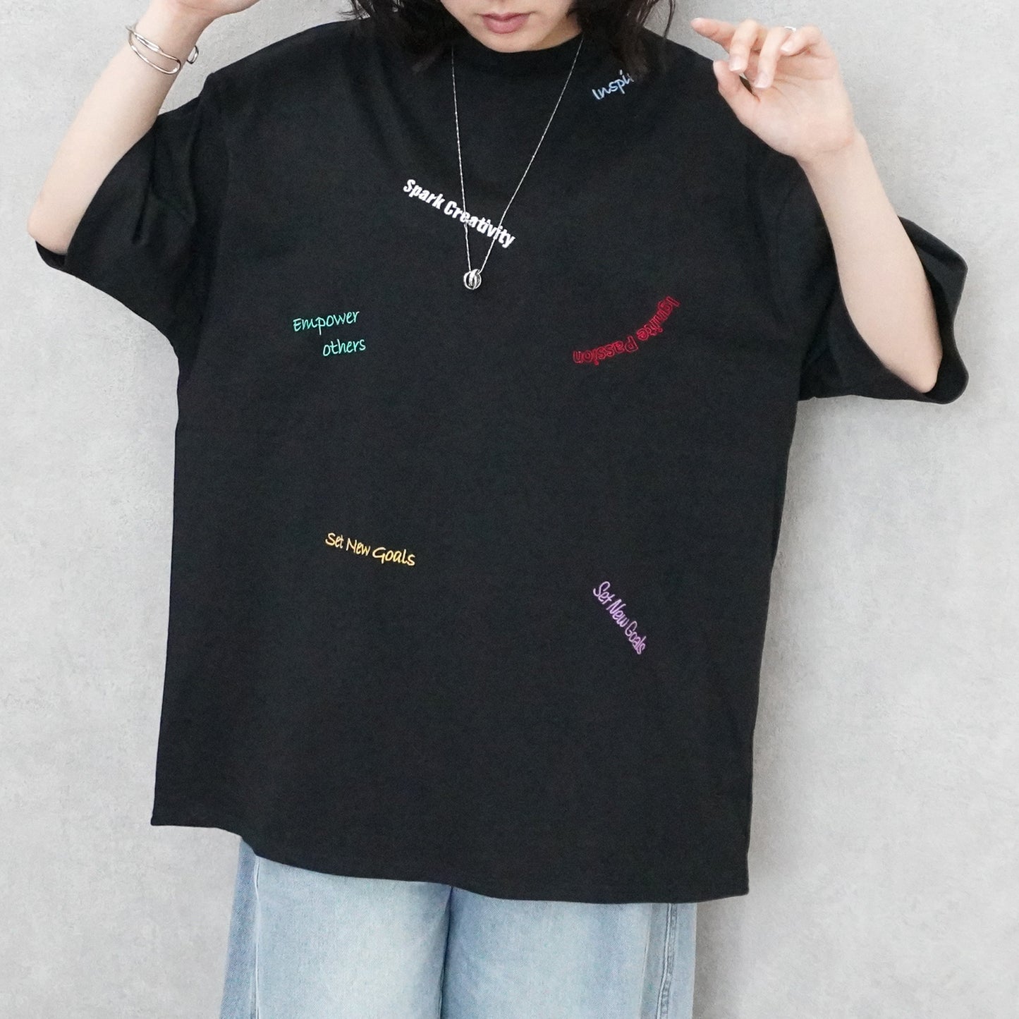ランダム刺繍ロゴTシャツ