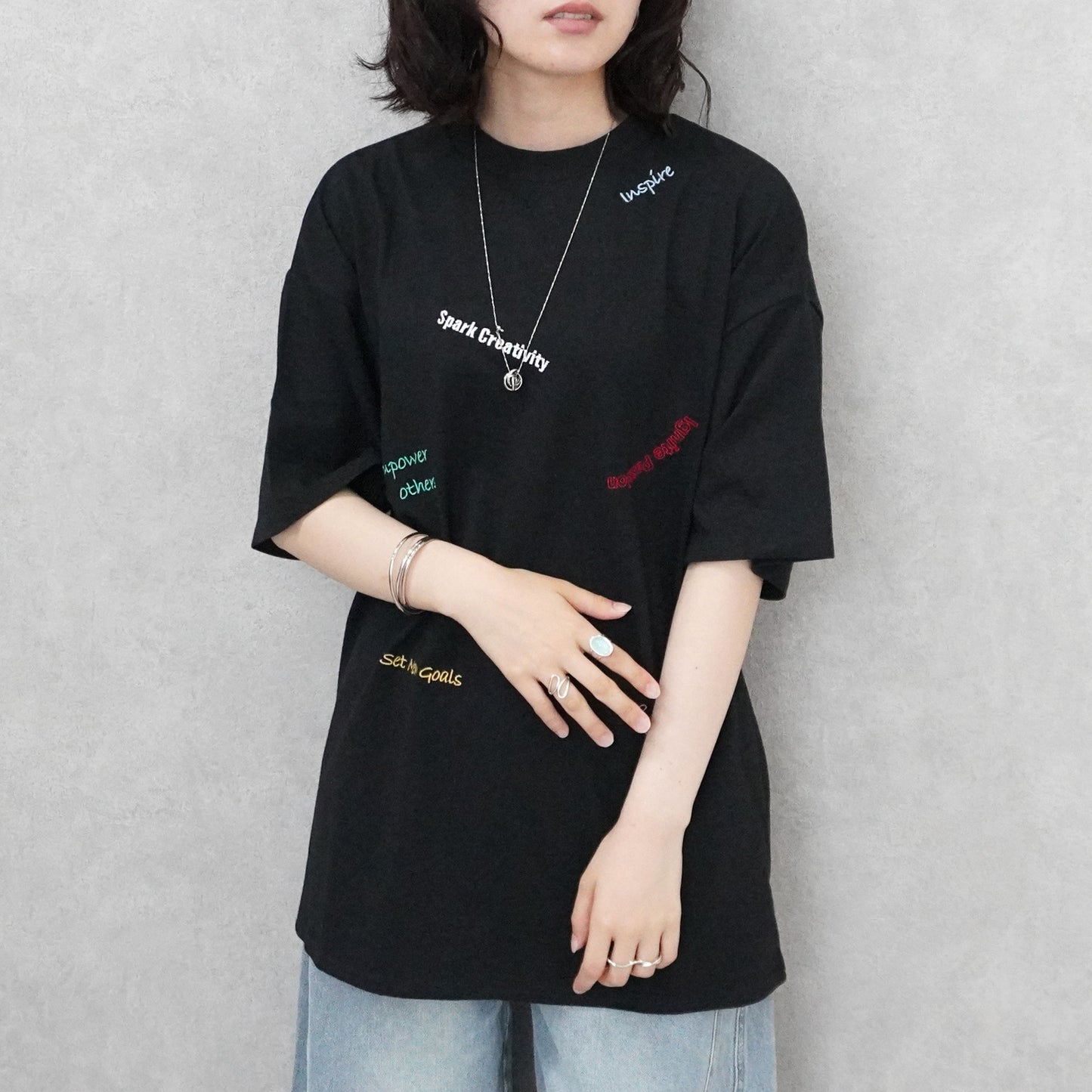 ランダム刺繍ロゴTシャツ