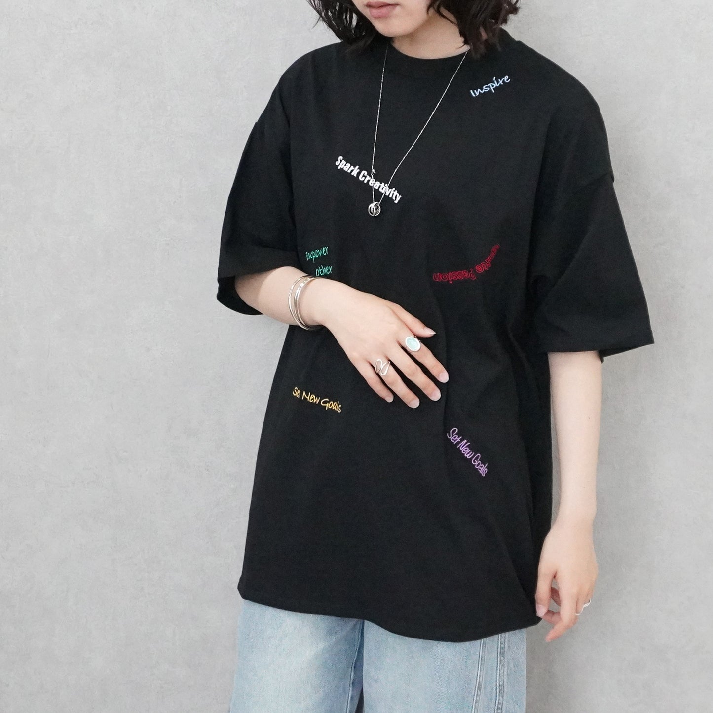 ランダム刺繍ロゴTシャツ