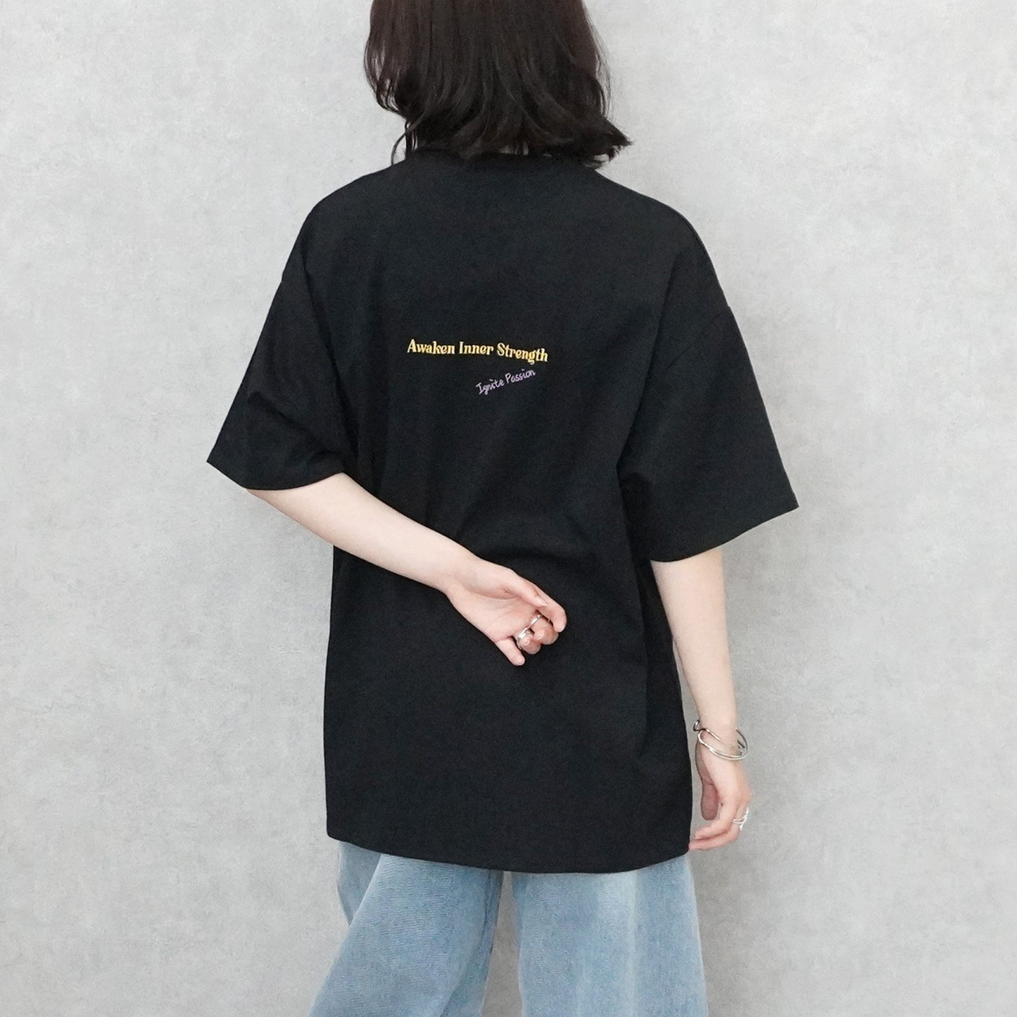 ランダム刺繍ロゴTシャツ