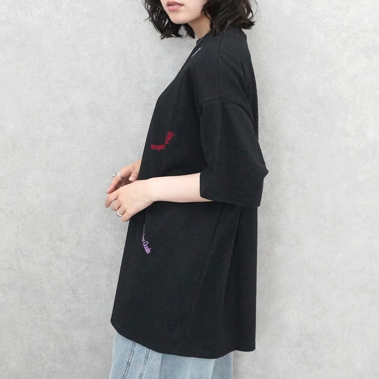 ランダム刺繍ロゴTシャツ