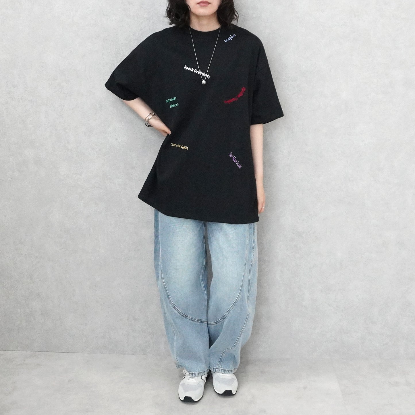 ランダム刺繍ロゴTシャツ