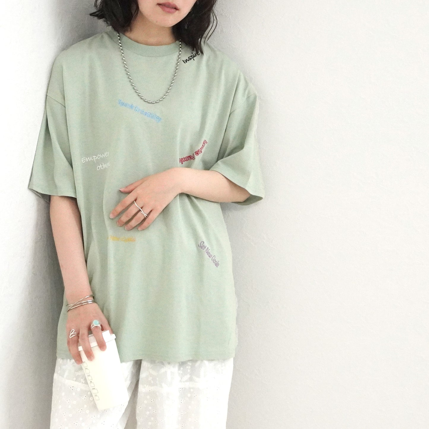 ランダム刺繍ロゴTシャツ