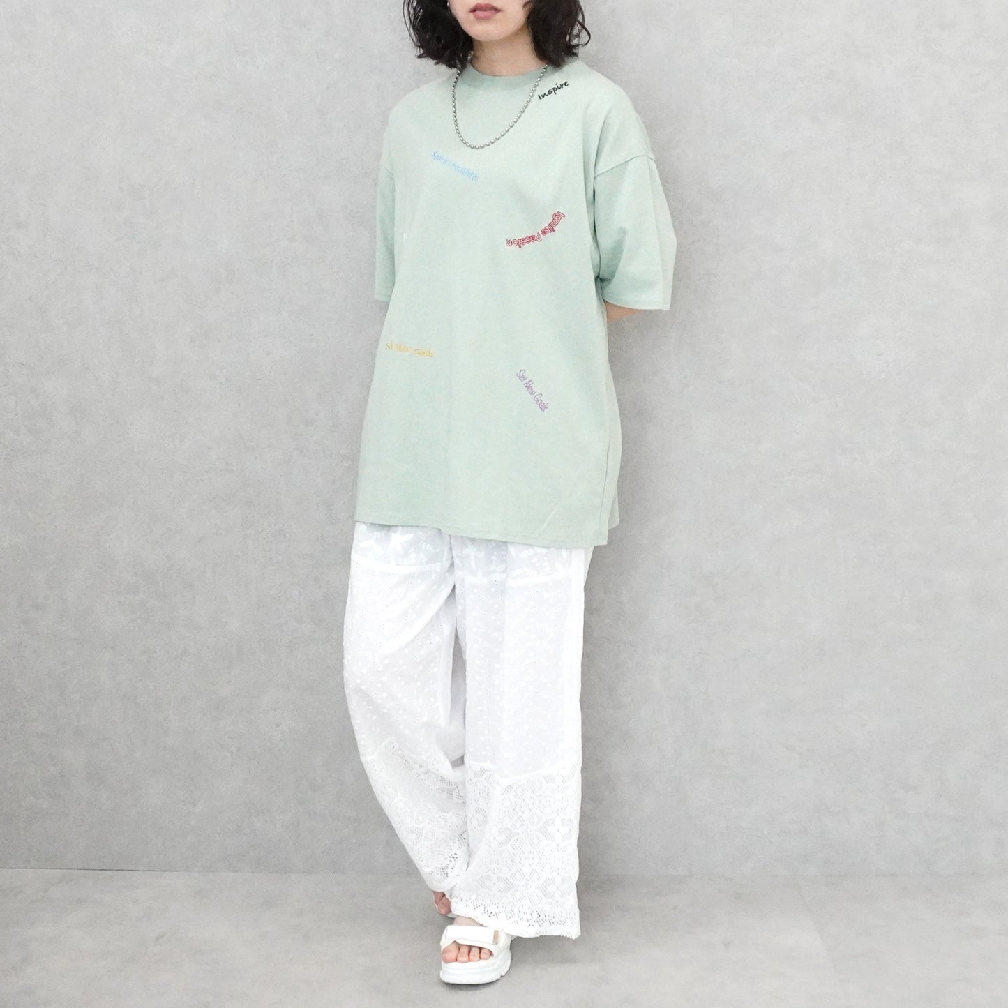 ランダム刺繍ロゴTシャツ