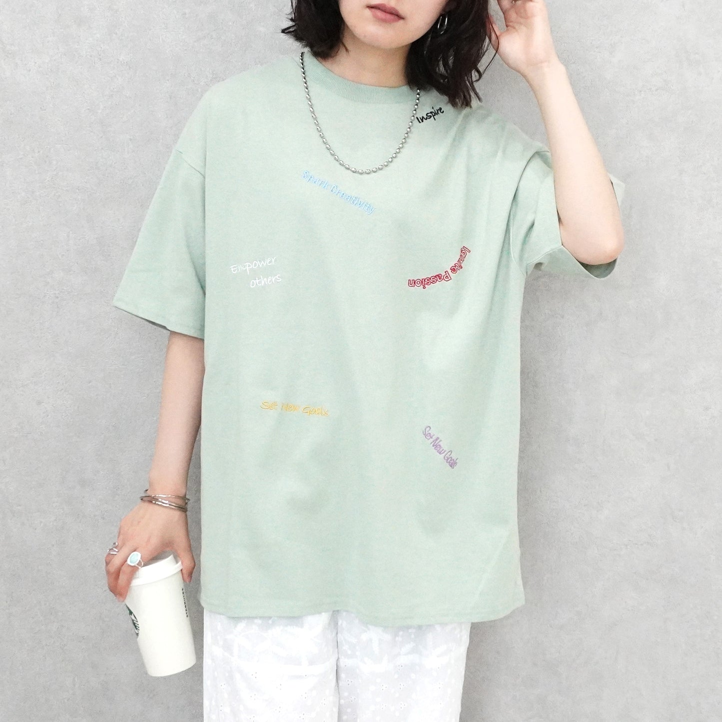 ランダム刺繍ロゴTシャツ