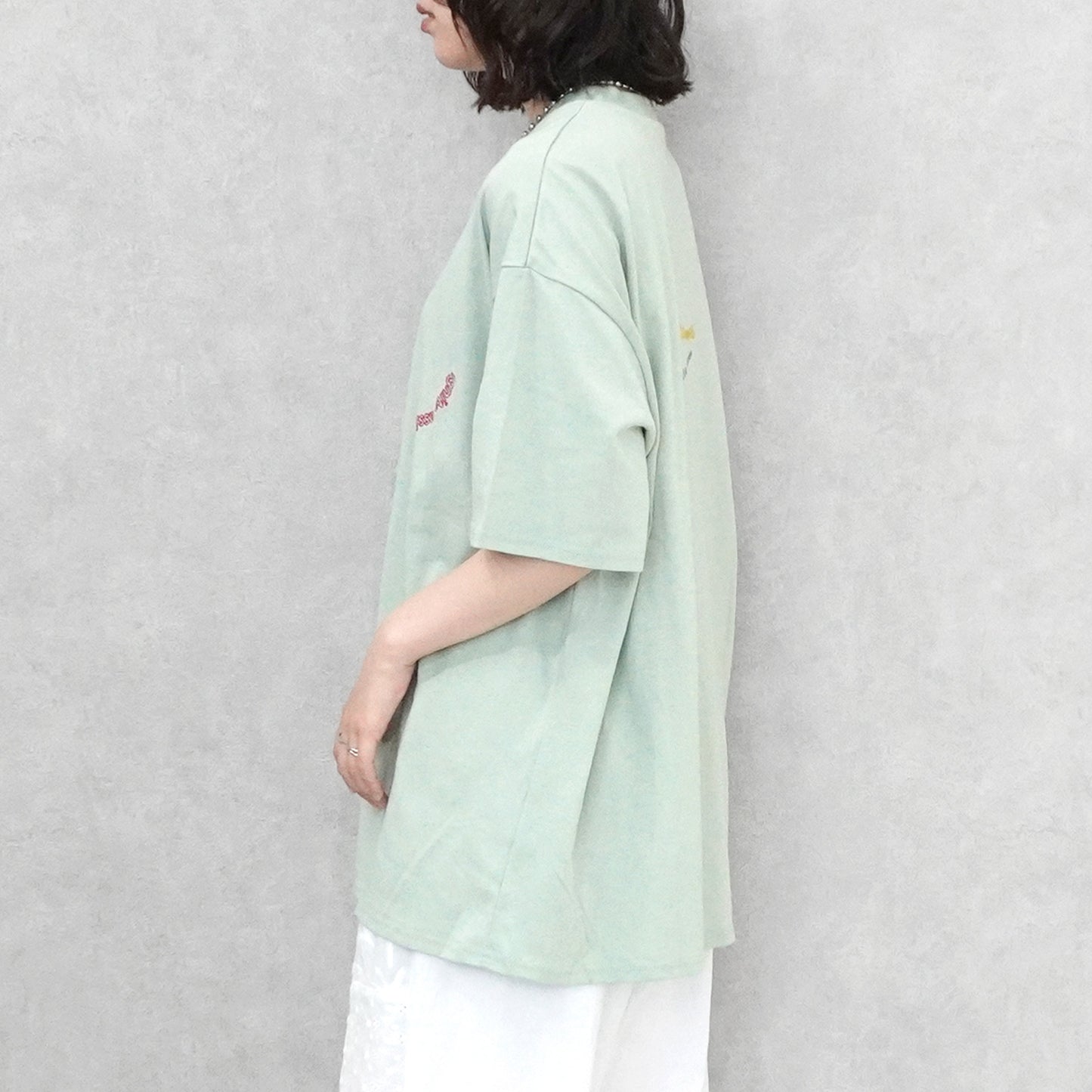 ランダム刺繍ロゴTシャツ