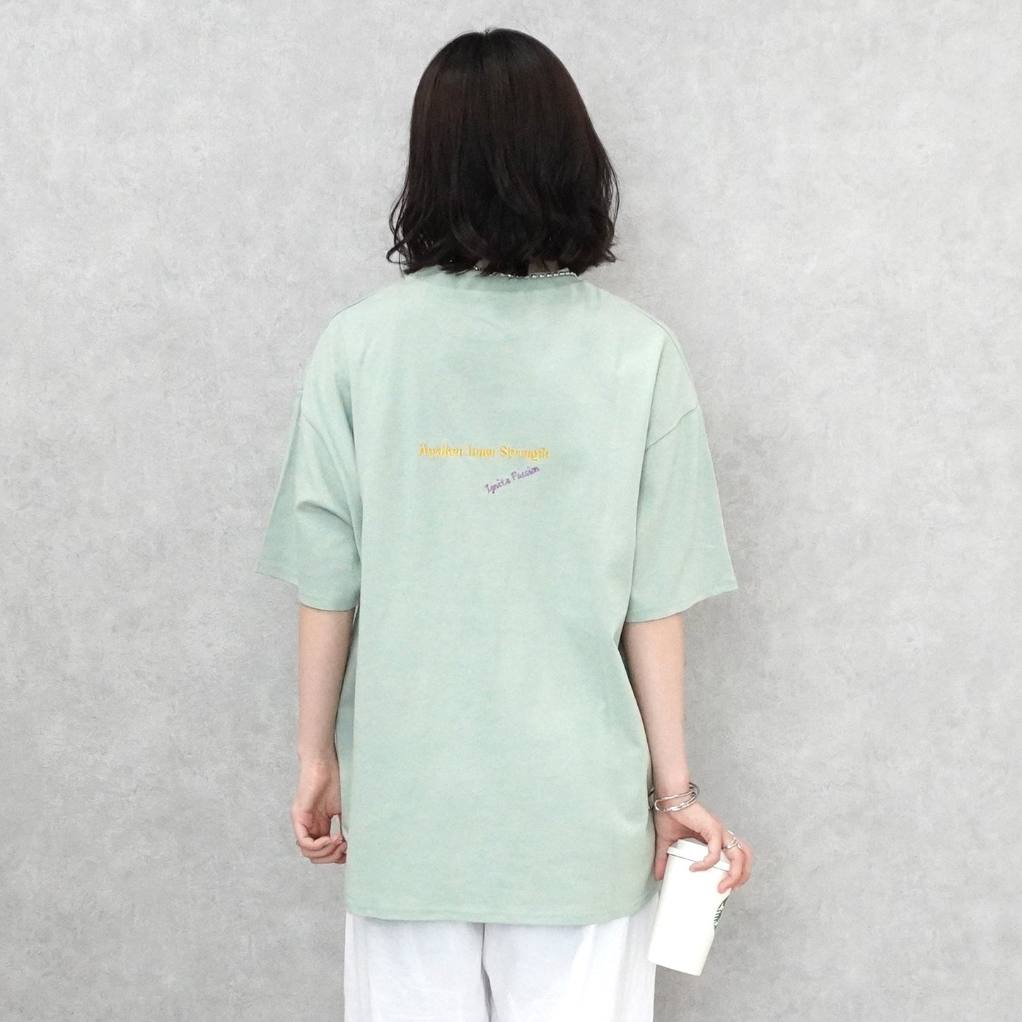 ランダム刺繍ロゴTシャツ