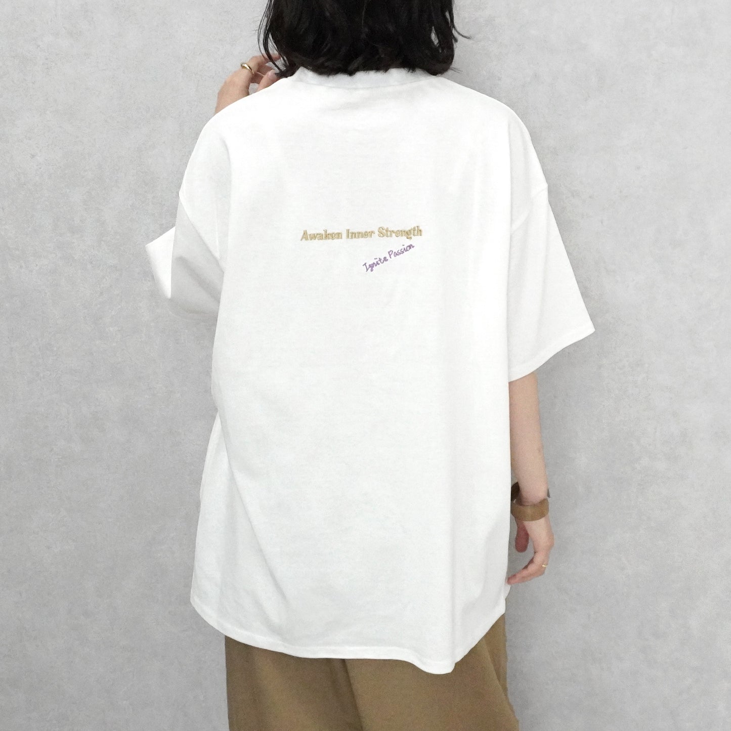 ランダム刺繍ロゴTシャツ