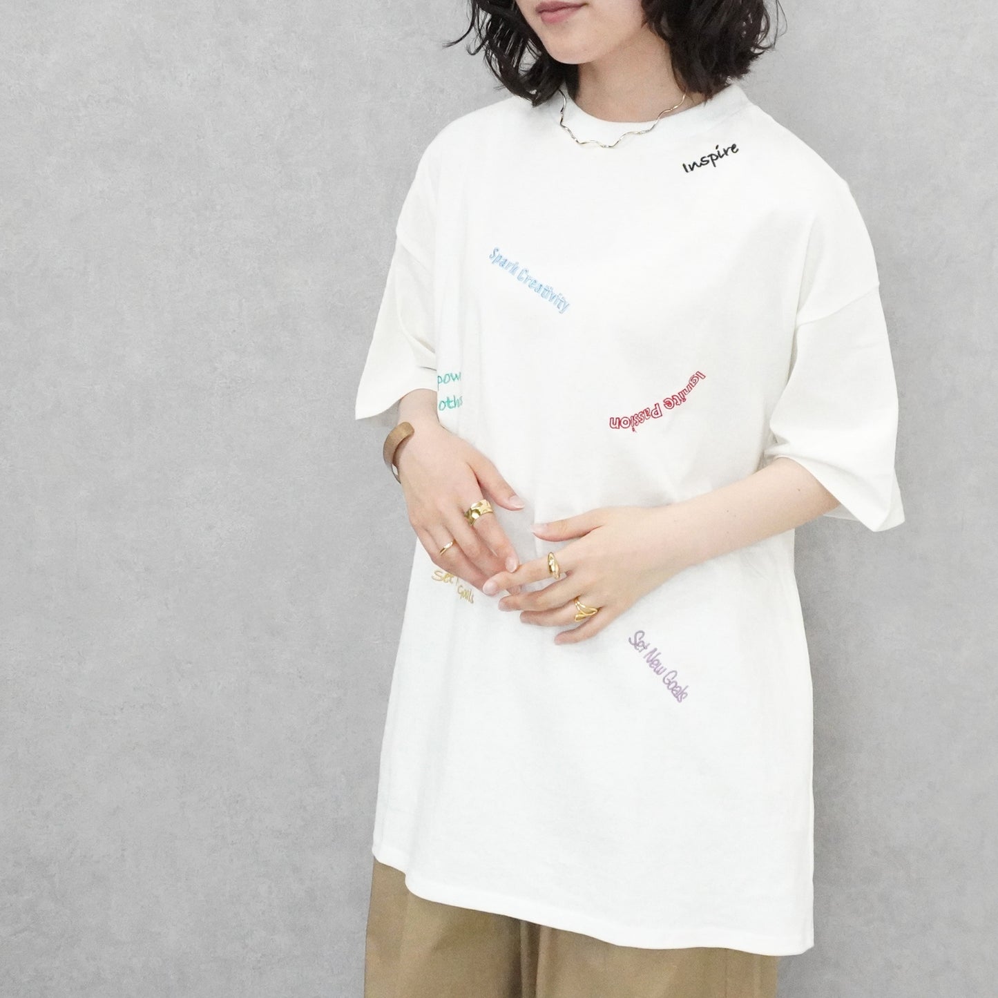ランダム刺繍ロゴTシャツ