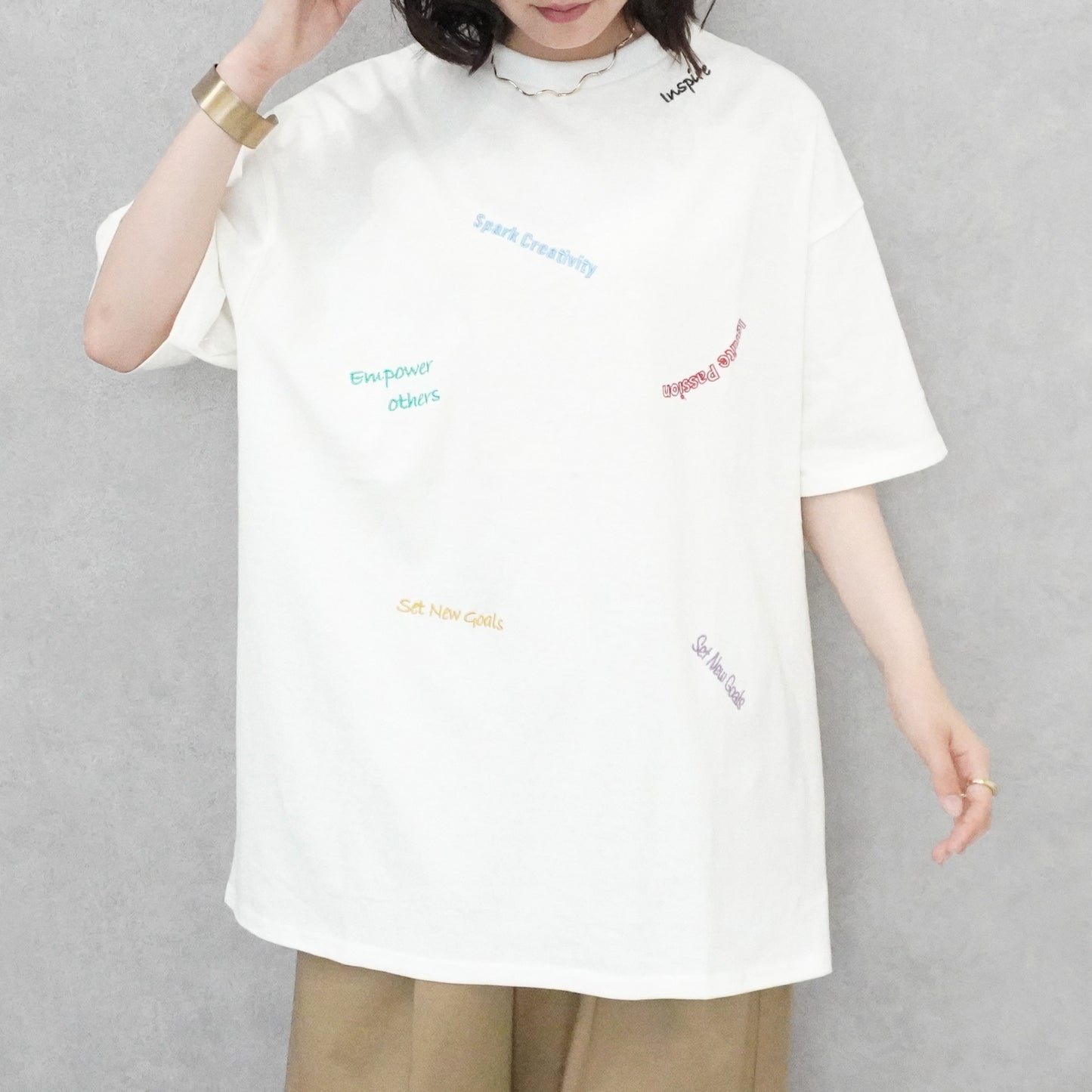 ランダム刺繍ロゴTシャツ