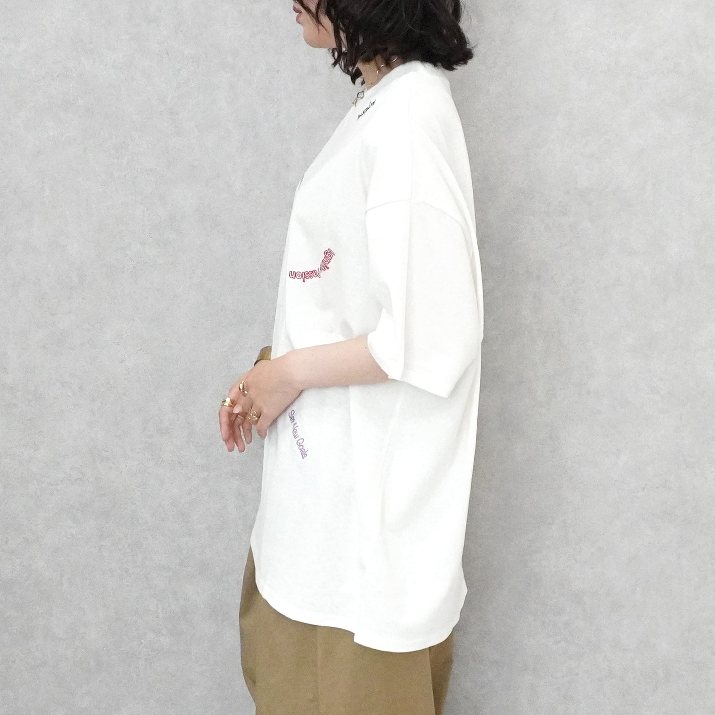 ランダム刺繍ロゴTシャツ