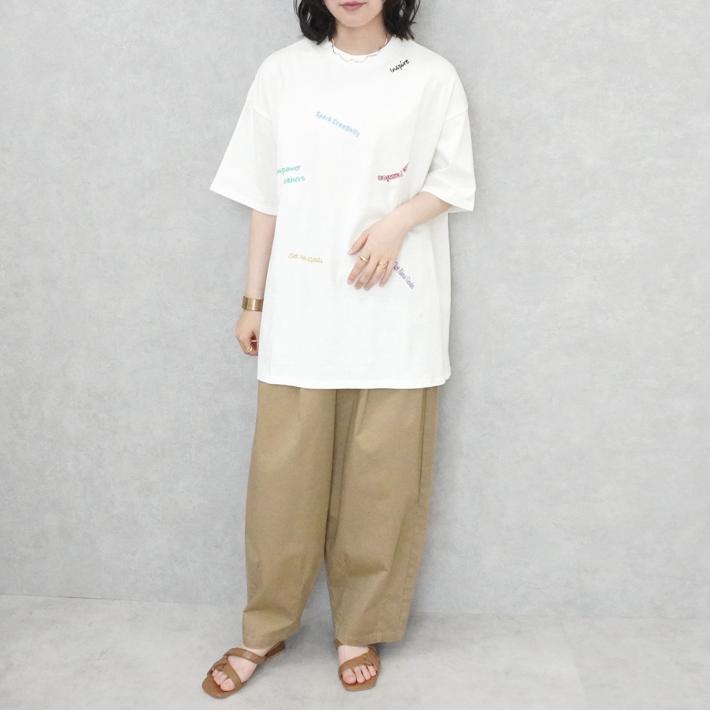 ランダム刺繍ロゴTシャツ